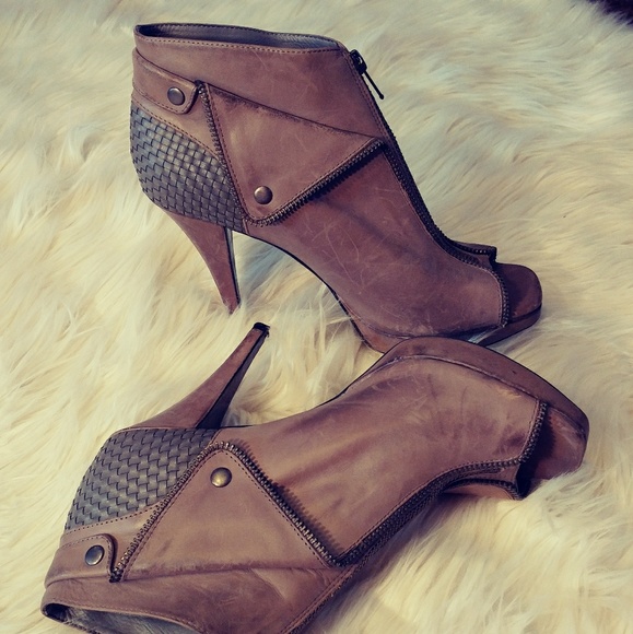 Gianni Bini Shoes - GIANNI BINI, DISTRESSED LEATHER HEELS